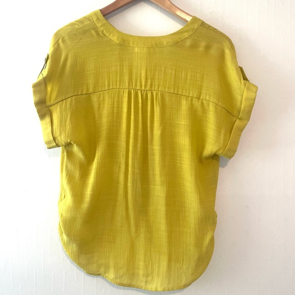 Lemon Twist Front Blouse - Picture 5 of 6